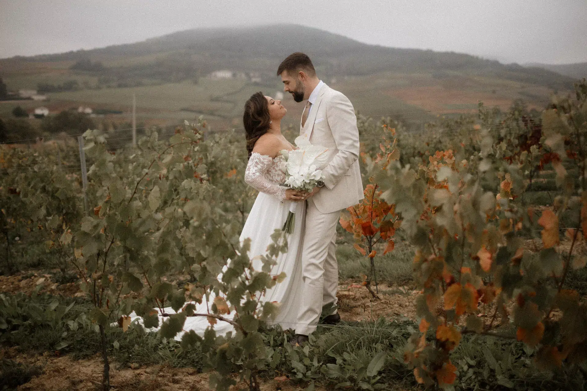 Photographie d'un couple de mariés dans le Beaujolais