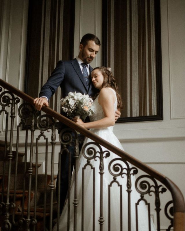 Un photographe de mariage ne capture pas seulement des images : il raconte votre histoire. Mais comment être sûr qu’il soit le bon pour VOUS ?

Voici 3 questions à vous poser :
1️⃣ Son style résonne-t-il avec ce que vous imaginez pour votre journée ? Minimaliste, cinématographique,naturel, coloré ?
2️⃣ Avez-vous une bonne connexion humaine avec lui ? Vous devez vous sentir à l’aise, le feeling est quelque chose d'important !
3️⃣ Ses valeurs correspondent-elles aux vôtres ? (Par exemple, pour moi, l’art, le cinéma et l’authenticité priment toujours.)

En tant que photographe, je mets un point d’honneur à raconter votre histoire, pas celle d’un autre. Alors, si mes photos parlent à votre cœur, c’est peut-être un signe qu’on est faits pour travailler ensemble.

#photographemariage #photographemariagetours #mariagetours #futuremariée #mariage2025